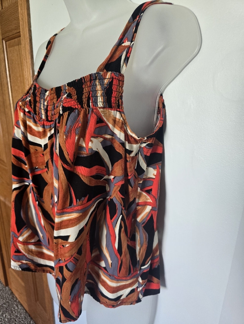 Evereve smocked tank top tropical abstract rust, red, black, cream Womans Medium - Picture 6 of 8